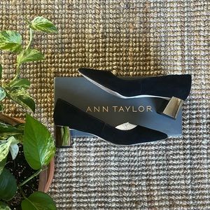 Ann Taylor Womans Suede Chrome Heel Pump Black